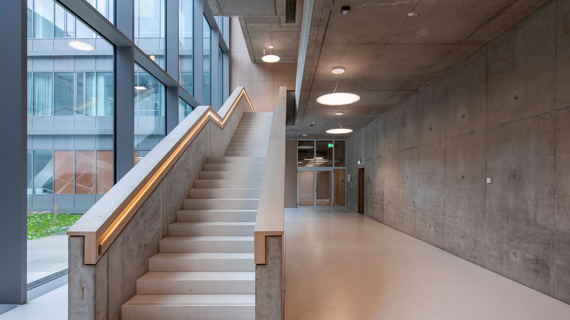 Innenbereich und Treppenhaus im Forschungsneubau IMBIT an der Universität Freiburg