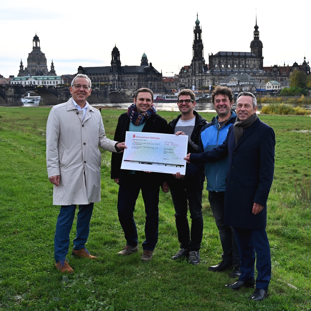 Gruppenbild der Spendenübergabe der PGMM-Vorstände Christoph Gingelmaier und Peter Maag an den Verein Basislager Hirschsprung e.V. in Dresden