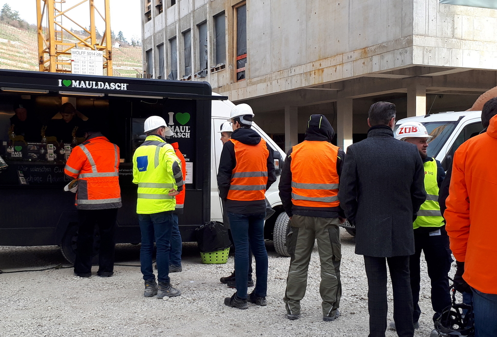 Catering während des Richtfestes auf der Baustelle Campus Neue Weststadt in Esslingen am Neckar