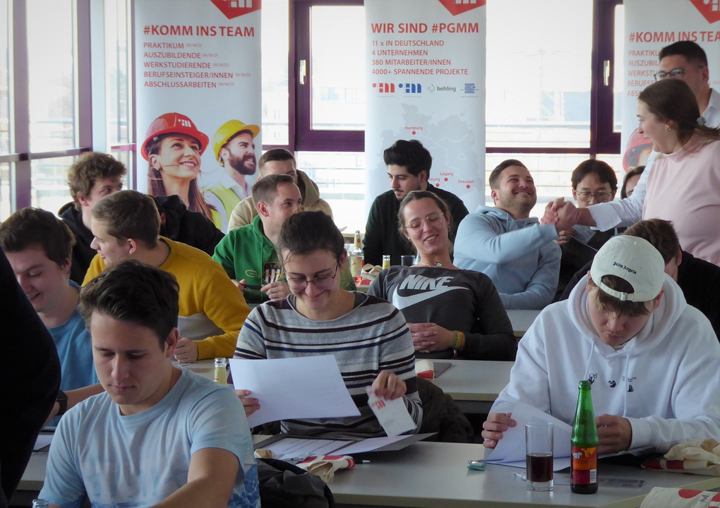 Studierende während des Hochschultages der Hochschule Esslingen am Firmensitz der Planungsgruppe M+M AG in Böblingen im Dezember 2022