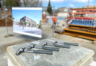 Grundsteinlegung am Klinikum Münchberg mit Hämmern auf dem Grundstein