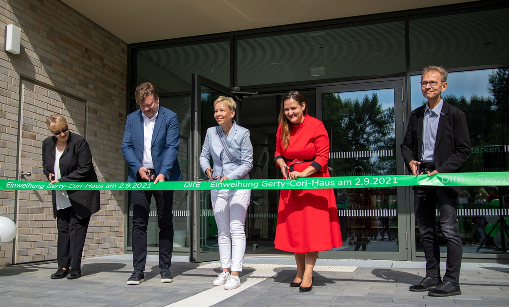 Das Deutsche Institut für Ernährungsforschung Potsdam-Rehbrücke (DIfE) feiert mit einem Festakt die Einweihung seines neuen Forschungsgebäudes.