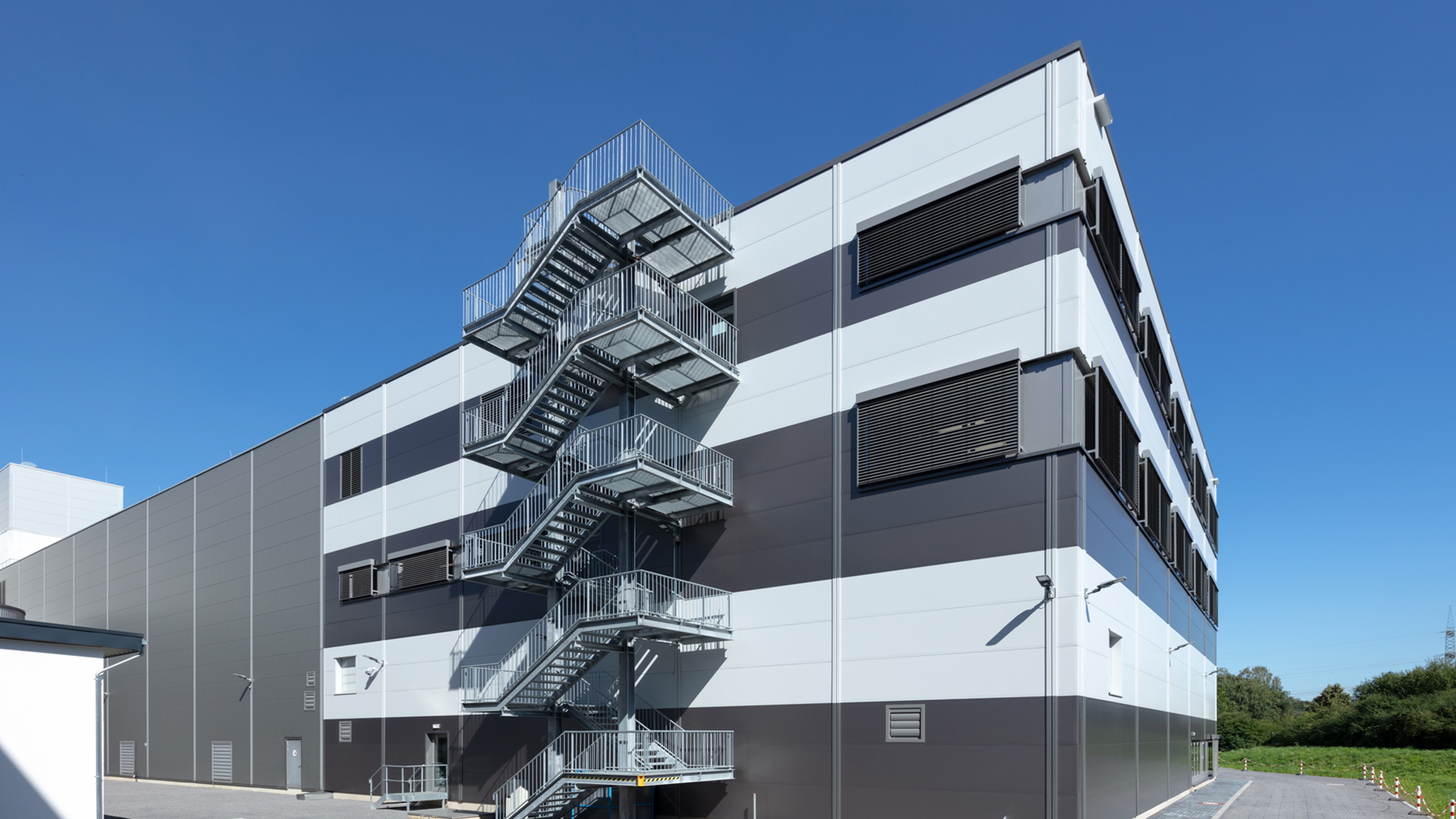 Aussenansicht Neubau Qiagen Hilden mit Fluchtweg über Treppe