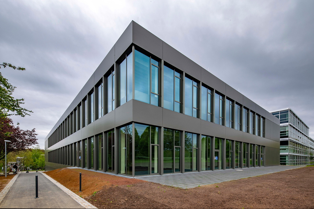 Zentrum für Angewandte Quantentechnologie an die Universität Stuttgart übergeben