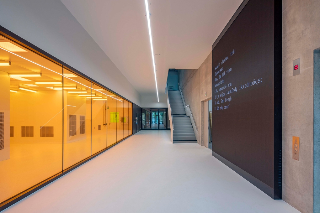 Innenansicht Zentrum für Angewandte Quantentechnologie an der Universität Stuttgart