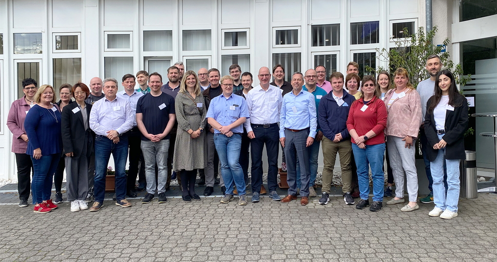 Gruppenfoto von Mitarbeiterinnen und Mitarbeitern von HPS Hain und PGMM Eschborn in Hattersheim