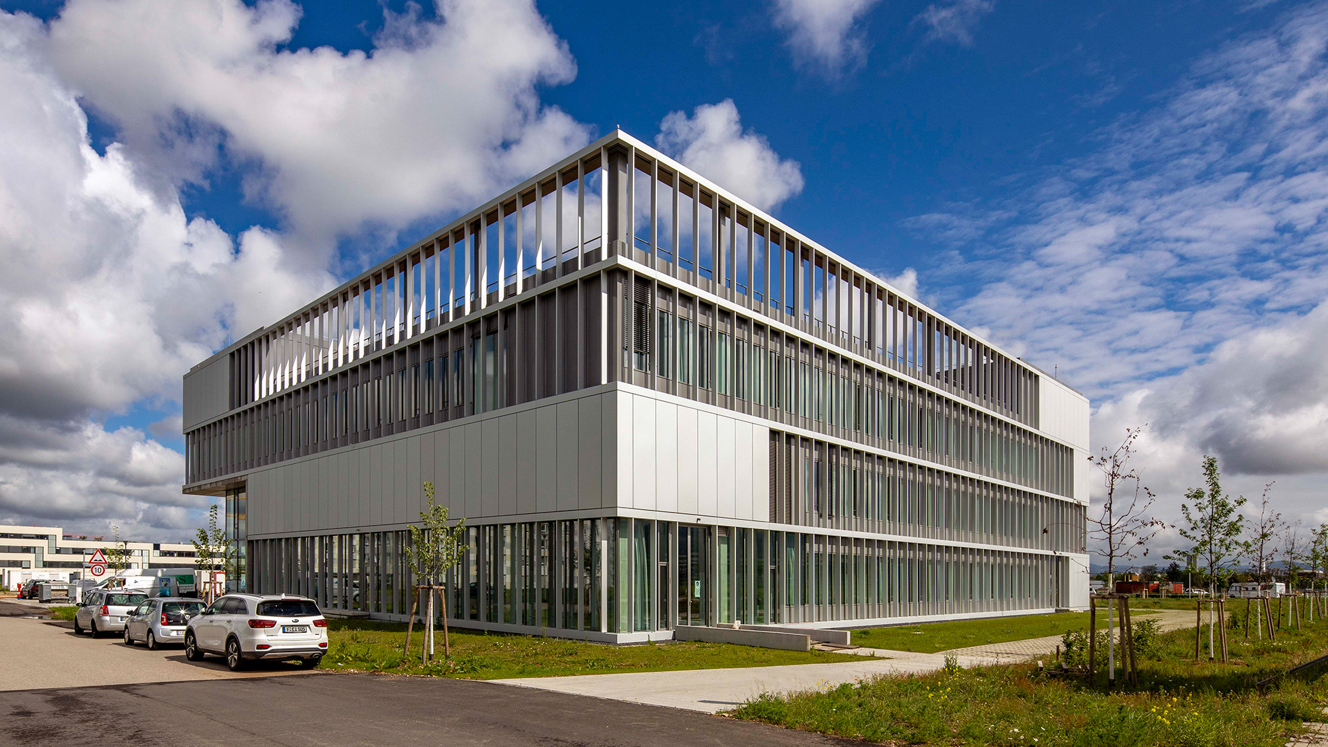 Aussenansicht des Forschungsneubaus IMBIT Institute for Machine-Brain Interfacing Technology an der Universität Freiburg